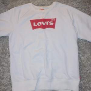 Vit Levis sweatshirt, använd men fortfarande i bra skick. Passar S eller xs 