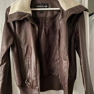 River island skinn jacka st M - Super snygg brun skinn jacka med hög Teddy  krage. Den passar även st s