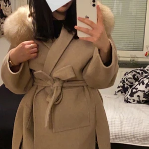 Classy Kappa - En kappa perfekt till höst eller vinter! Gjort i ull och har en äkta pälsluva, därav är den otroligt varm. I perfekt skikt, hemmet är djur - och rökfritt. Jag är ca 160cm lång och bär strl S, men tack vare kappans ”oversize” modell passar dem bägge folk som bär XS och M, möjligen även L. Absolut inga defekter då jag säljer den i syftet av att jag köpt en annan liknande. Köpt hos Holmlunds i Uppsala för nypris 3500kr. Köpare står för frakt och pris kan diskuteras vid snabb och smidig affär. 