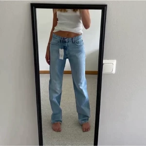 Zara mid Rise jeans - Säljer dessa sjukt snygga mid Rise jeans straight leg från zara, då de är för stora. Sista bilden är min. De är använda fåtal gånger och i superfint skick!            280kr köparen betalar frakt. Kan tänka mig att byta till några i 36. Hör av er om ni har några frågor💕✨