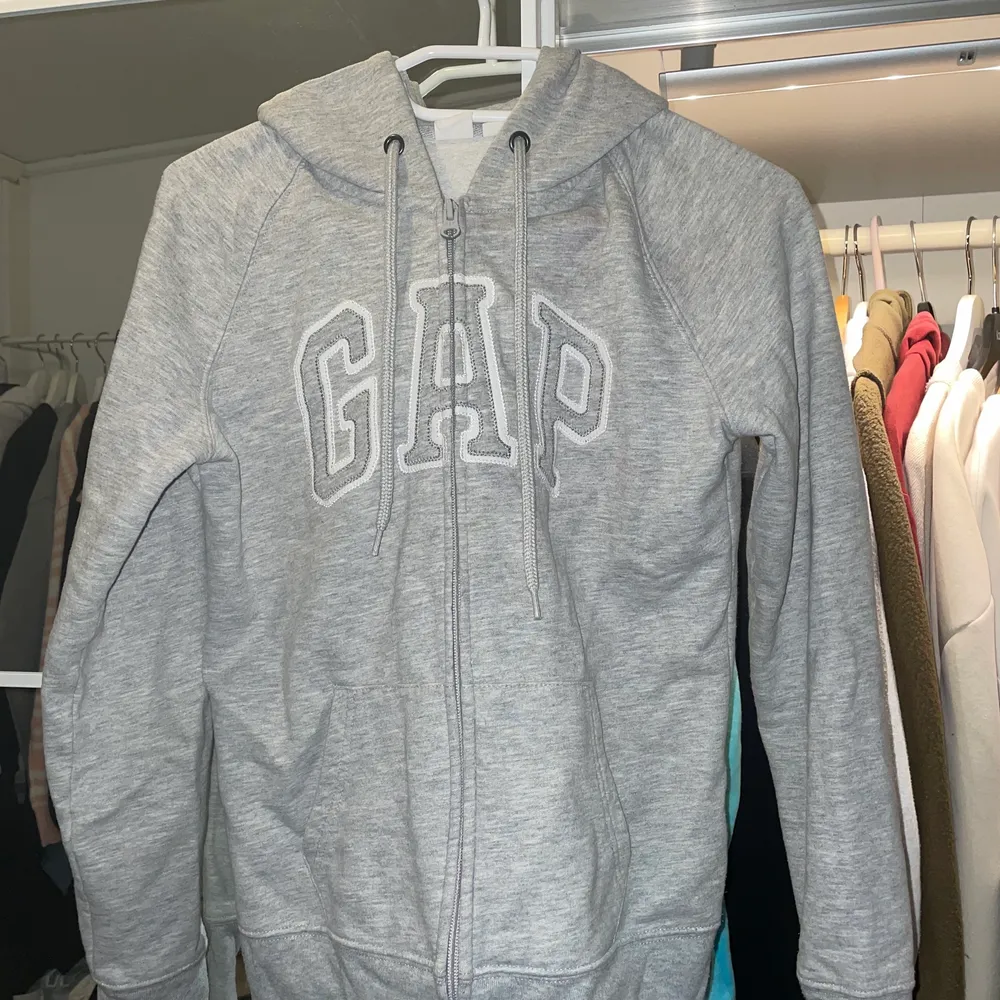 Grå Gap zip hoodie i bra skicka ! Stl XS :)) Säljer pga använder inte! Köparen står för frakt🤍🤍. Tröjor & Koftor.