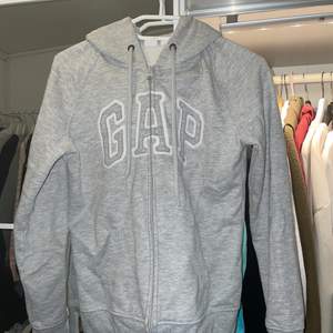 Grå Gap zip hoodie i bra skicka ! Stl XS :)) Säljer pga använder inte! Köparen står för frakt🤍🤍