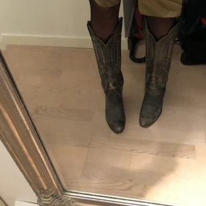 Cowboy boots - Intressekoll på dessa coola gråa handgjorda vintage boots helt gjorda i skinn🤟 köpte secondhand i USA, märket är Justin. Nypris ca 3000. BUDA!!🙌 