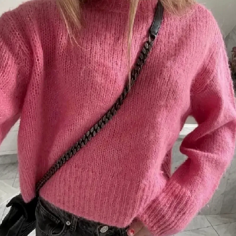 SÅLD                                                                           Säljer den här jättefina rosa tröjan från H&m i alpackablend 💕 Storlek S, men skulle säga att den även passar xs och m! Lånade bilder, skriv privat för egna 💘. Stickat.