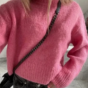 H&m alpackablend tröja  - SÅLD                                                                           Säljer den här jättefina rosa tröjan från H&m i alpackablend 💕 Storlek S, men skulle säga att den även passar xs och m! Lånade bilder, skriv privat för egna 💘