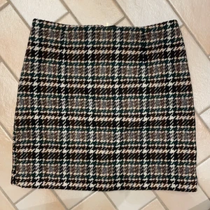 Kjol - Mönstrad kjol från H&M, finns en guldig dragkedja på baksidan !💘💘