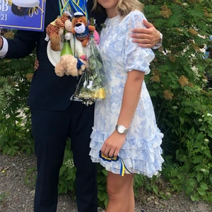 Klänning  - Somrig klänning med jättefin rygg, använd vid ett tillfälle. Storlek 36. 100kr+frakt 💕