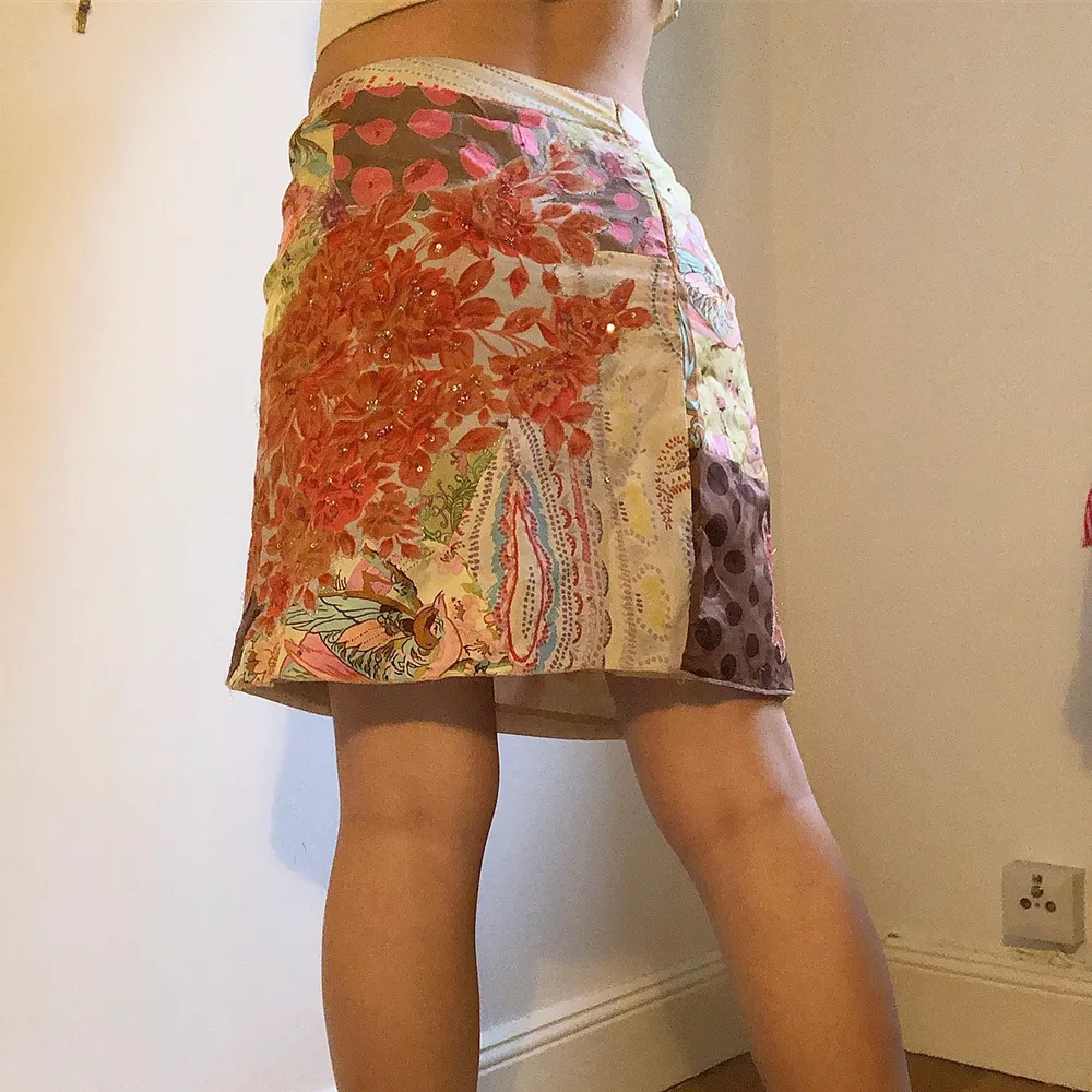 Jättefin kjol med blommiga, mönstriga och glittriga (paljetter) detaljer. Är i siden och sitter jättebra för mig som har 36/38, ibland 34. . Kjolar.