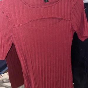 Vinröd tröja - Nyskick, aldrig använd, köpt för 200kr😊