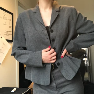 Vintage 90’s kavaj - Så fin vintage 90’s blazer, perfekt för hösten! Storlek 42, jag som har 34/36 använder den som over size och tycker den är så snygg, påminner om Djerf Avenue! Superfint skick, nästan aldrig använd! 