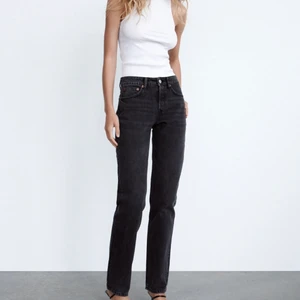 Mid-Rise jeans🖤 - Väldigt snygga jeans! Ej använda, lappen sitter fortfarande på🖤 original pris 359kr, säljer för 200!