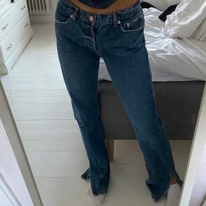 Jättefina oanvända jeans från zara med slits längst ner, jag är 172 så dessa är låånga i benen 💘 storlek 40, lite stora för mig som har 38 i vanliga fall. 