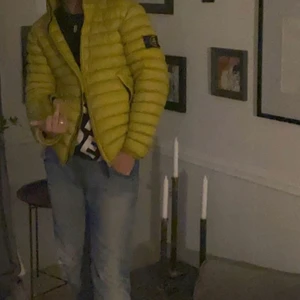 Stone island jacka Gul,  - Hejsan säljer min stone island jacka då jag ska köpa ny jacka köpte den för 4 tusen men kan släppa den för 2,5 kan möjligtvis gå ner till 2 tusen vid snabb affär, storlek L men passar Medium bra Skick 8,/10 och den håller dig varm när du är ute :), kan fixa mer bilder privat