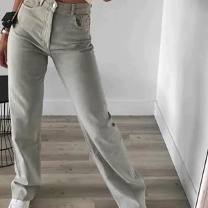 Jeans - lägger ut igen pga oseriös köpare, lånad bild!! köpta här på plick och säljer då de är förstora på mig. Är storlek 34, men passar 36 bättre. 