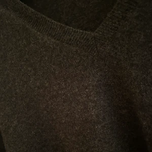 Kashmir tröja - Jätte fin Kashmir tröja från Uniqlo, köptes för cirka 1000kr. Endast använd en gång så den är nästan som ny, alltså inga noppor eller liknande. 