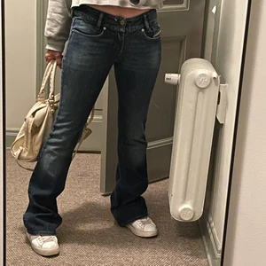 Lågmidjade jeans från diesel  - Så sjukt snygga lågmidjade jeans från diesel, säljer endast pga att de är lite små😰 storlek 27/32, börjar att ta emot bud på 250💕💕