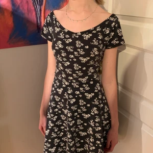 Söt blommig klänning - Söt blommig klänning från Gina Tricot. Stl XL men passar även M/L. 