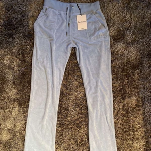 Juicy Couture byxa - Hej! Säljer mina nya Juicy byxor då jag beställde hem de i fel storlek! De är aldrig använda och prislappen sitter kvar, de är i Terry Towelling material! 💕