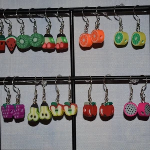 Fruktörhängen - Handgjorda jättesöta små örhängen med frukter! Finns i körsbär, vattenmelon, kiwi, både hela och halva äpplen, päron, vindruvor, dragonfruit, lime och apelsiner. Älskar framförallt kiwi och vattenmelonerna pga harry styles ;) Krokarna är gjord av äkta silver. De görs vid beställning och är därmed helt oanvända. Kolla gärna in min profil för fler handgjorda örhängen :))) 