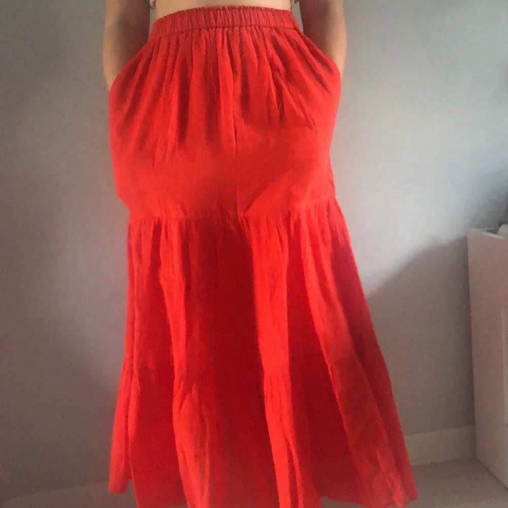 Fin röd kjol som jag köpt här på plick. Kom privat för fler frågor:). Kjolar.