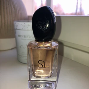 Si parfym - Si parfymen från giorgio Armani! Den är precis som ny, bara sprayat ca 2 sprut av den när jag testade den. Säljer för att jag ej känner att jag passar i doften då den är ganska stark🤍