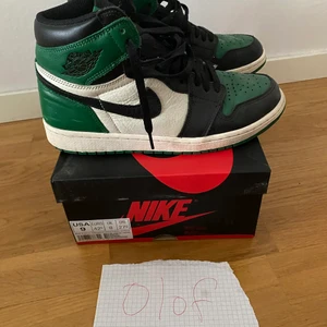 Jordan 1 og cw pinne green - (Us 9, 42,5) pris: 3000kr    Bud ligger på 2700.