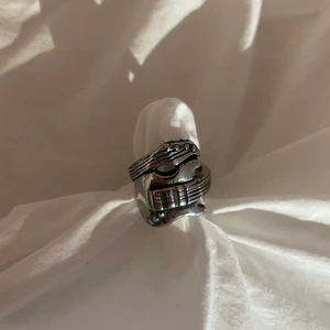 As cool guitar ring🎸⚡️ - Guitar ring i rostfritt stål, ringen är 55 mm❤️ Frakt tillkommer!