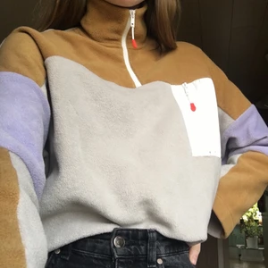 Monki tröja - En tjockare tröja från Monki med dragkedja upptill och en ficka på sidan. Perfekt nu när det är -1000 grader då den håller värmen!! :)) 