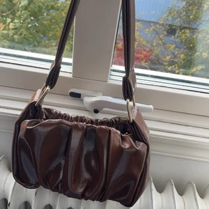 Väska - Populär slutsåld asos väska! Köparen står för frakt 