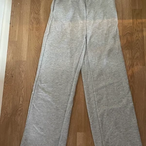 SHEIN mjukisbyxor i st 14Y - Säljer dessa mjukisbyxor i st 14Y. Det är barn storlek men är stora för mig som är 163. Helt oanvända. 