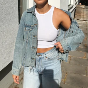 Jeansjacka - Ljustvättad jeansjacka från H&M. Storlek S. Köparen står för frakten.