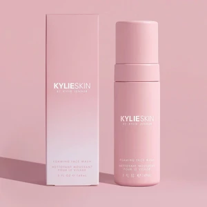 Kylie Skin - Kylie skin foaming face wash, aldrig använd 200kr, köptes för 310kr. Kylie skin hydrating face mask, aldrig använd säljes för 300, köptes för 410kr. Säljer båda för 450. Säljer pga dubbelköp