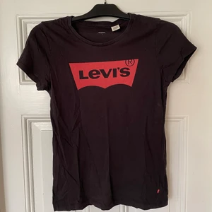 Levis t-shirt - En svart Levis t-shirt som är måttligt använd! Den är köpt i New York och är i storlek 36!😊 Utgångspris är 60kr! Hör gärna av dig!
