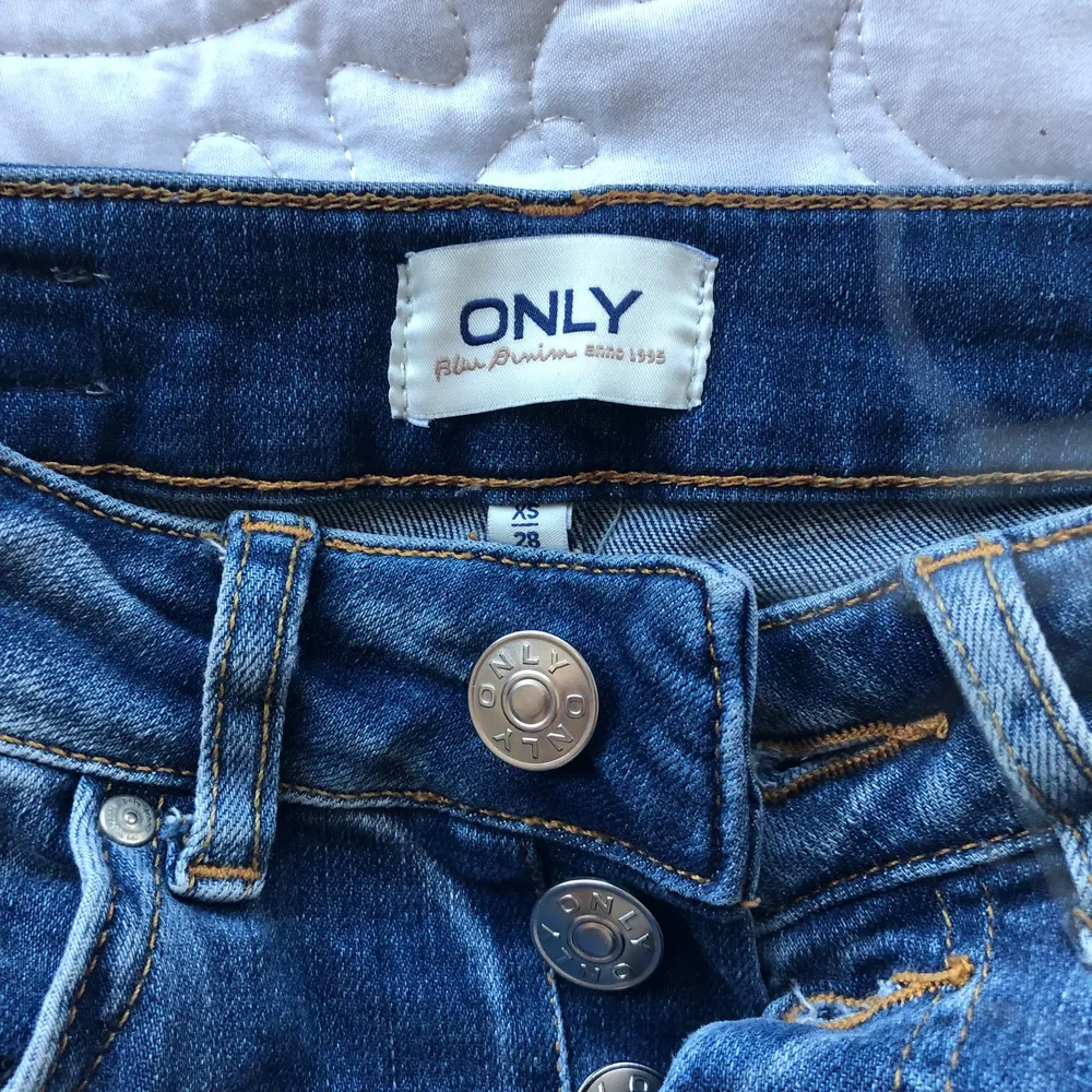 Blåa jeans från only med ett skit coolt knäppe❤️ Inga tecken på användning alls! Är 160 cm❤️. Jeans & Byxor.