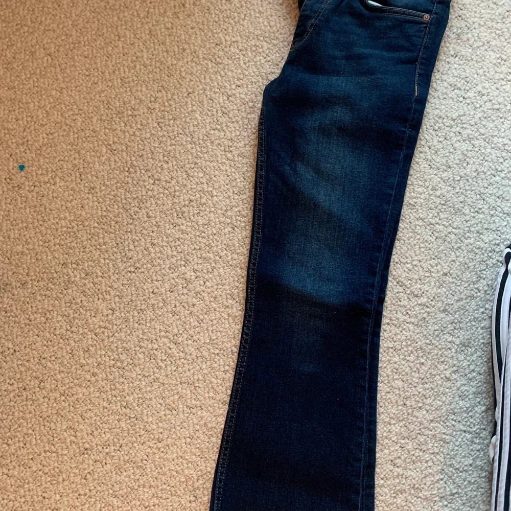 Kortare ben liten kickflare nertill, liten 38. Använda en gång . Jeans & Byxor.