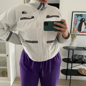 The North Face fleece/strlk L - Okej skick/bra skick. Går att spänna in i midjan. Den är varm och skön.