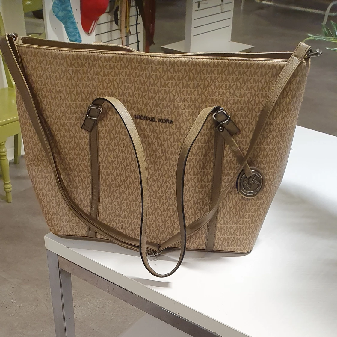 Mikeal kors hand och äxel väska