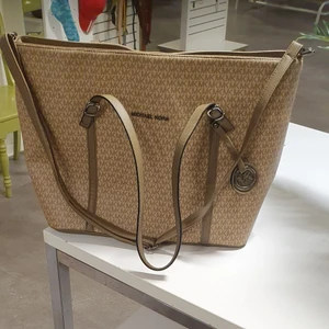 Mikeal kors hand och äxel väska  - I mycket bra skick och tar flera saker.Den är inte åkta men man kan inte notisera att den är fejk. Finns fler bilder 