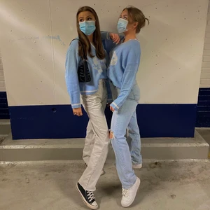 Blå tröja - Cool blå stickad tröja med dödskalle på 💙