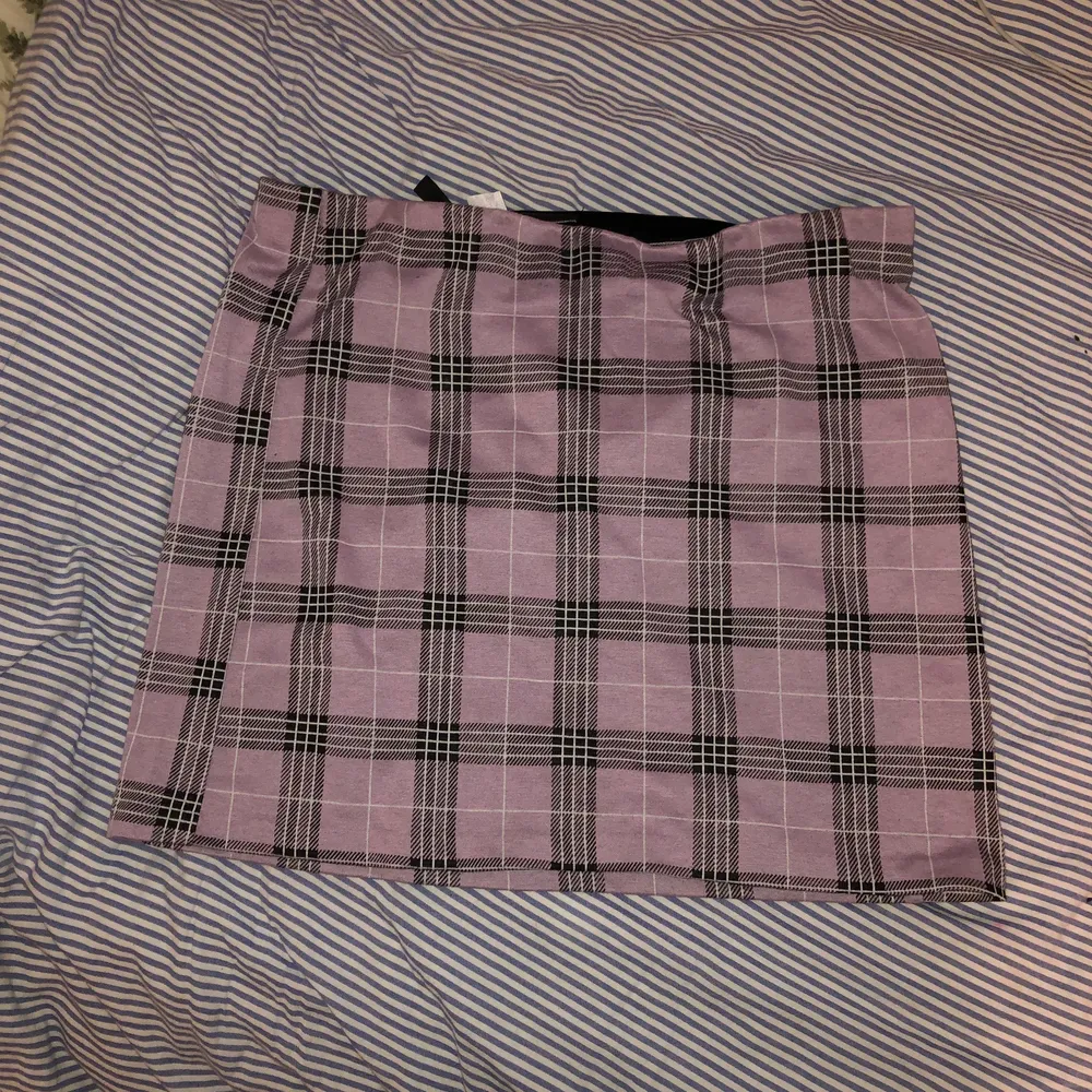 Fin, lite school girl-aktig kjol från H&M som bara testats ett par gånger. Säljer den för att den tyvärr är för stor :( . Kjolar.