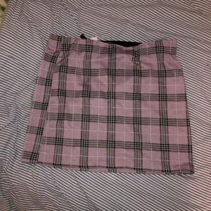 Fin, lite school girl-aktig kjol från H&M som bara testats ett par gånger. Säljer den för att den tyvärr är för stor :( 