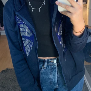 Luvtröja  - Säljer denna luvtröjan från shein med rihnestones på, i en superfin blå färg! Alla stenar finns kvar och den är endast använd ett par ggr❤️‍🔥