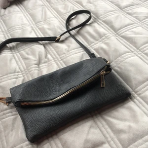 Handväska - Svart fake skinn 