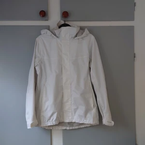 Everest jacka - En vit Everest jacka i strl 36!