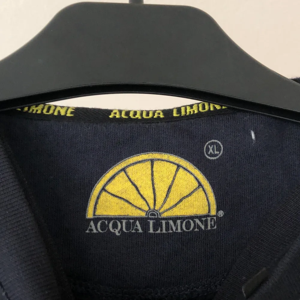 Säljer min Acqua Limone väst pga att den är för liten för mig. Utmärkt skick, fett snygga detaljer och bra material. Storlek XL men skulle kunna vara Large också. . Jackor.