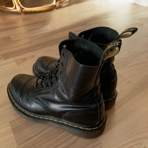 Dr Martens Pascal - Säljer mina Dr Martens Pascal strl 37 då de tyvärr är för stora för mig.   Använda ett fåtal gånger men är i princip som nya.   Nypris: 2000kr (https://www.drmartens.com/se/se/p/13512006)  Mitt pris: 1000kr   Hämtas i Stockholm!