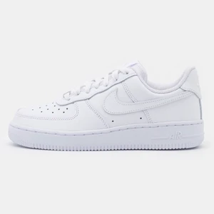 AirForce1 storlek 39 - Af1 storlek 39, använda ungefär 10 gånger. Som nya, inga defekter där bak eller i sulan. 