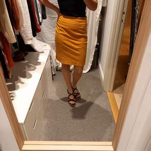 In good condition, size 36. Pencil skirt