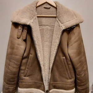 Zara mockajacka strl M - Brun/beige mockajacka från Zara, storlek M, jag är 175 cm och den passar perfekt. Säljs pga har ändrat min stil sen sist jag använde, den vilket va förra vintern. Gör ont att sälja den för den va perfekt när man ville va varm och se stilig ut när man gick nere på stan! 