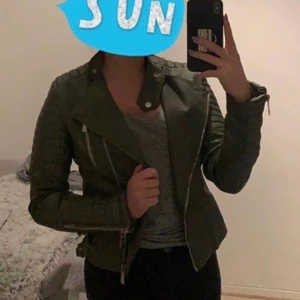 Skinnjacka från ciquelle  - Nypris 700kr, storlek 40 så typ M skulle ja säga 